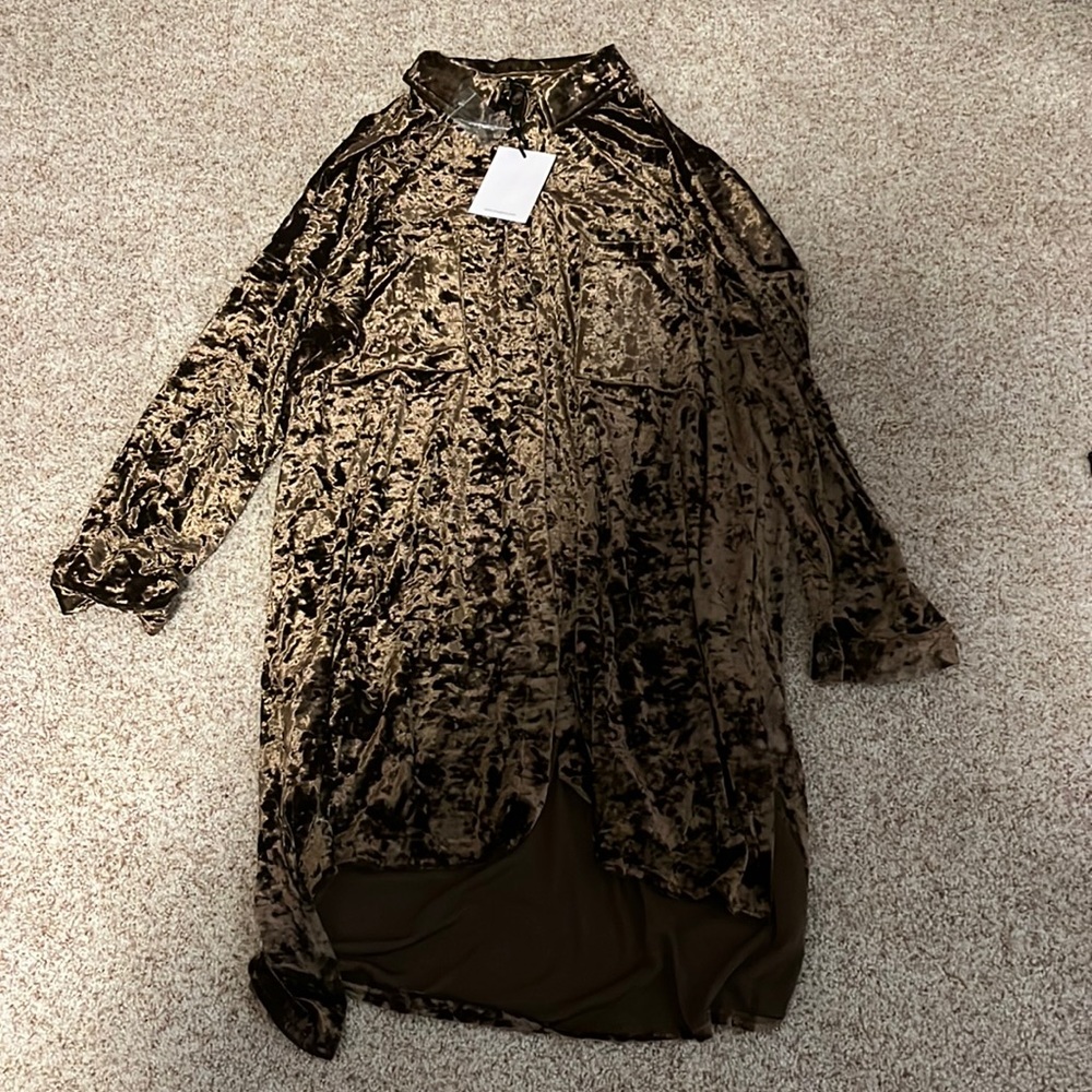 Velvet black dress. Long and slightly oversized. Cute with belt or without!